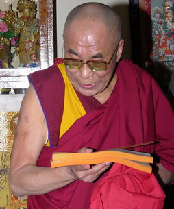 «Ясная картина мира»: беседа Его Святейшества Далай-ламы XIV c российскими журналистами. Иллюстрация № 3
