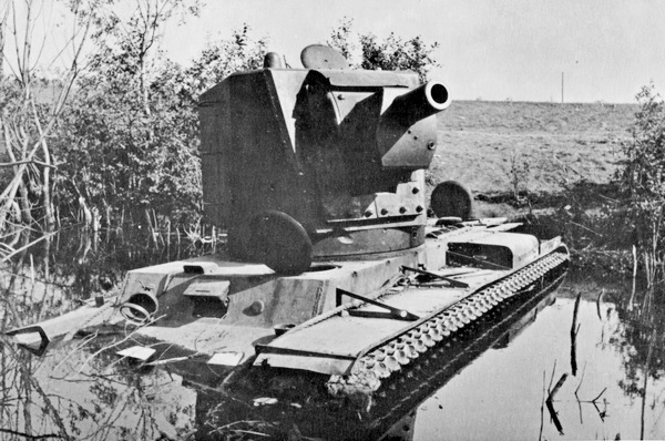 Тяжёлый танк КВ в бою. Иллюстрация № 5